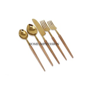 Fourniture directe d'usine Matériau de qualité supérieure fabriqué en couleur argent fini avec des fleurs plaquées or Poignées de créateur Ensemble de couverts - Product Image 4