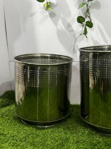 Macetero de acero plateado elegante duradero de diseño elegante para flores artificiales para uso en el jardín - Product Image 3