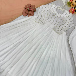 VESTIDO DE FIESTA LOOK CON PANTALÓN Y TRABAJO BORDADO - Product Image 1