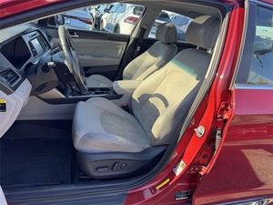 SONATA 2017 d'occasion en excellent état, boîte manuelle 6 vitesses, traction avant, moteur 2.4L 185 CV, berline 14 Sport, couleur extérieure rouge écarlate, transmission prête à l'emploi. - Product Image 2