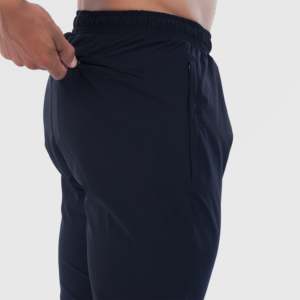 Shorts noirs pour hommes avec caractéristiques de résistance 3/4 - Product Image 5
