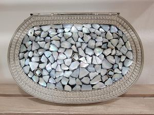 กระเป๋าคลัทช์หินสีเงินโลหะยามเย็นพร้อมส่งที่ปิดซิปแบบโมเสคทองเหลืองทันสมัย - Product Image 2