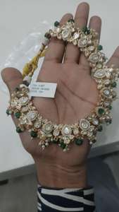 Ensemble de collier Kundan en perles vertes luxueuses avec boucles d'oreilles et perles bijoux indiens festifs pour les mariées et les cadeaux élégants - Product Image 3