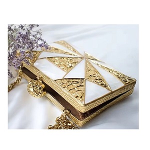 Bolso de mano de noche hecho a mano para mujer, bolsos de noche de India hechos a mano con Metal y resina a la venta - Product Image 3