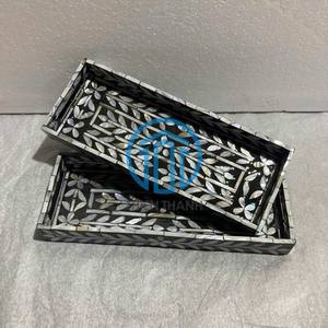 Plateau rectangulaire en nacre noire et blanche à motifs floraux, fait à la main, laqué, plateau de service de luxe, décoration d'intérieur en provenance du Vietnam - Product Image 1