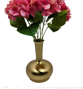 Vase rond en métal noir avec finition craquelée dorée et feuillage vert. Disponible à prix de gros. - Product Image 4