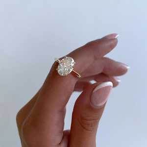 Bague de fiançailles ovale 2,60 carats en diamant de laboratoire, halo caché, style cathédrale, couleur EF, clarté VS, or 10k/14k/18k/platine, IGI - Product Image 1