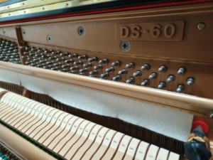 Piano Vertical Japonés Kawai DS60ES para Interpretación Profesional, Envío Global Disponible, Tapa de Madera Maciza DS60 - Product Image 4