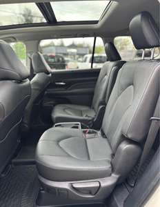 Toyota Highlander SUV 2024 avec intérieur en cuir foncé, options essence et électrique 4L et 8L, boîte de vitesses manuelle et automatique, jantes R17 et R20 - Product Image 6