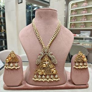 Charmant collier plaqué or de qualité supérieure avec boucles d'oreilles pour femmes et filles Bijoux de créateur pour la collection de vêtements de mariage - Product Image 1