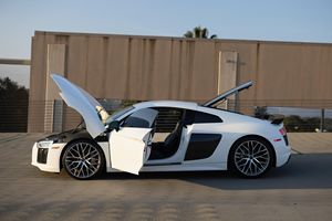 Véhicules d'occasion 2017 R8 Quattro V10 Plus AMS 12 Twin Turbo Package Prêts pour une livraison rapide - Product Image 5
