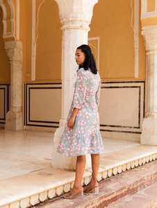 ชุดเดรสลายดอกไม้สไตล์โบฮีเมียน ลิเลีย ผ้าฝ้ายแท้ พิมพ์ลายด้วยมือ สีฟ้าขาว สวมใส่สบายๆ ในฤดูร้อน - Product Image 2