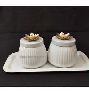 Tarro de fruta seca blanca de Metal de aspecto clásico con tapa y bandeja de perilla de flores para decoración de mesa de comedor Diwali Festival tarros de nueces - Product Image 1