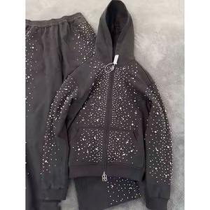 Chándal pesado personalizado con estampado de diamantes de imitación lavado con ácido para hombre, conjunto de pantalones de chándal acampanados y Sudadera con capucha - Product Image 3