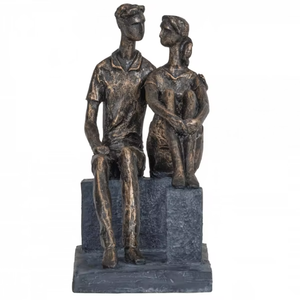 Figurines en aluminium artisanales représentant des couples mettent en valeur la beauté de l'interaction humaine grâce à une maîtrise artistique. - Product Image 3