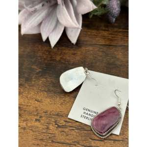 Boucles d'oreilles pendantes en huître épineuse violette en argent sterling par Virginia Becenti - Product Image 5