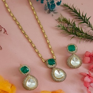 Ensemble de collier et de boucles d'oreilles en chaîne plaquée or de qualité supérieure avec pierres de designer, collection de vêtements de mariage pour femmes - Product Image 1
