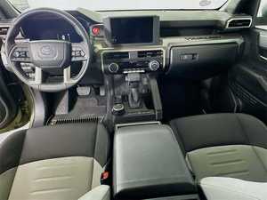 Sharp Green 2024 TRD Off-Road Doble Cabina 4x4 Volante a la Izquierda Asientos de Cuero con Interior Claro Arranque Remoto Paquete TRD Automático 360 - Product Image 4