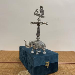 ARTESANÍA METÁLICA HECHA A MANO, ELEFANTE EN PLATA BAÑADA EN PLATA, FORMA DE SAMAI / DIYA - Product Image 3