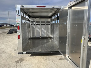 Remorque pour bétail DuraLite AL15BP 15' à prix abordable |   Idéal pour le bétail, les chèvres, les moutons, les porcs, les petites fermes et les ranchs |   Remorque d'occasion pour bétail - Product Image 6