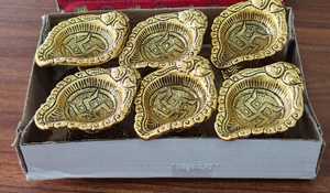 ตะเกียงโลหะที่ประดิษฐ์อย่างประณีต แสดงถึงประเพณีและความสง่างาม สำหรับตกแต่งเทศกาลดีวาลีและเป็นของขวัญงานแต่งงาน - Product Image 3