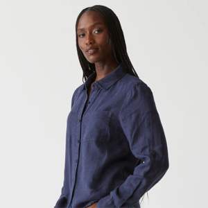 Chemise boutonnée décontractée en denim pour femme-élégante et durable, idéale pour un usage quotidien, disponible en bleu classique et délavé foncé - Product Image 1