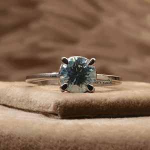 Bague de fiançailles style solitaire avec diamant rond bleu pour femme - Product Image 5