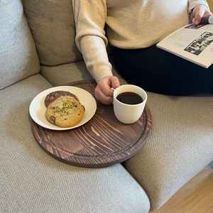 Plateau moderne en bois de noyer pouf avec poignées plateau de service pour la décoration de salon idée cadeau pour la maison - Product Image 1