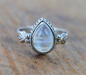 Anillo de Piedra Lunar Arcoíris en Plata de Ley 925 con Baño de Rodio, Joyería de Piedras Preciosas Hecha a Mano, Anillo Elegante de Moda para Mujer, Regalo Ideal - Product Image 2