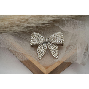 Nœud de mariage artisanal en argent et ivoire avec strass, style élégant, en cristal - Product Image 5