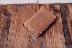 ที่ใส่บัตรเครดิตหนังแท้แบบสั้นสไตล์วินเทจคุณภาพสูงสำหรับผู้ชาย ทนทาน พกพาสะดวก ปรับขนาดได้ รับผลิตแบบ OEM - Product Image 3