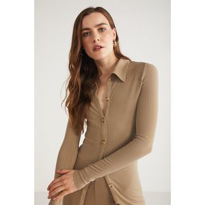 Chemise côtelée ajustée pour femme ETHIQUET Suelan avec col chemise et détails boutonnés - Product Image 4