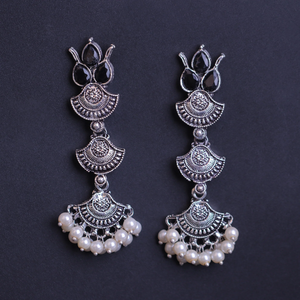 Boucles d'oreilles pendantes Design2 noires en forme de fleur pour occasions festives - Product Image 2