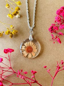 สร้อยคอเรซินทำด้วยมือคุณภาพระดับพรีเมี่ยมสำหรับผู้หญิงหรูหราสีและรูปร่างที่กำหนดเองโปร่งใสสไตล์นางฟ้าและความรัก - Product Image 2