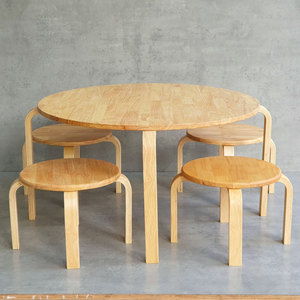 KGD021 Juego de Muebles Infantiles de Diseño Escandinavo, 1 Mesa Redonda y 4 Sillas de Madera, Material de Madera Maciza para Jardín de Infancia - Product Image 3