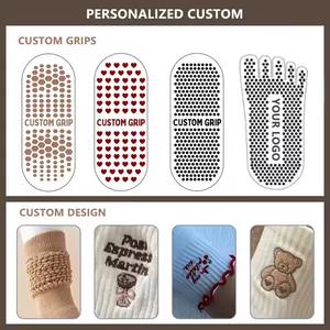 Chaussettes de sport antidérapantes en coton avec logo personnalisé et motif brodé pour femme, avec revers coloré, pour Pilates et Yoga, fabriquées au Vietnam - Product Image 6