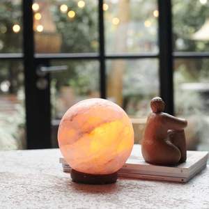 Lampe de sel rose de l'Himalaya faite à la main élégante dans la conception de bol de sphère | Sculpture artistique pour la décoration intérieure naturelle et le style d'amour - Product Image 4