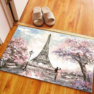 Tapis imprimé vue sur Paris - Couple romantique, Tour Eiffel, feuilles roses, tapis fin non tissé - Product Image 1
