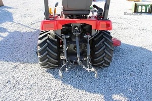 รถแทรกเตอร์ Massey Ferguson GC2400 4x4 รุ่นใหม่ พร้อมเครื่องเป่าหิมะติดตั้งด้านหน้า และแท่นตัดหญ้าแบบติดตั้งกลาง - Product Image 6