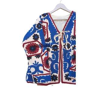 Veste Suzani brodée à la main unisexe, motif floral, coton indien, manteau d'hiver, tissu tricoté respirant, volants, col en V, fleurs sur le devant - Product Image 3