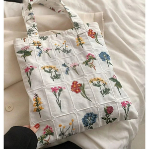 Sac fourre-tout en coton et lin mélangé brodé à motif botanique en blanc naturel avec des motifs floraux multicolores conçu pour un usage quotidien - Product Image 1
