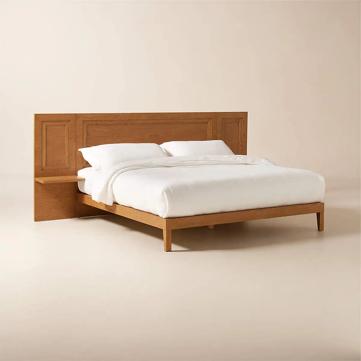 Letto matrimoniale in legno di teak massiccio con comodini e finitura marrone naturale.