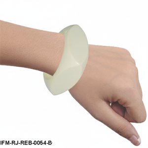 Brazalete Moderno de Resina Geométrica, Brazalete Grueso Abstracto, Joyería de Moda Contemporánea para Mujer - Product Image 5