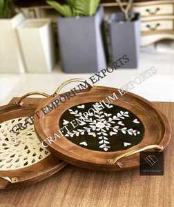 Plateau en bois d'acacia naturel découpé au laser avec incrustation de nacre décorative, plateau de service artisanal durable, ensemble de boîtes en acrylique et en verre - Product Image 2