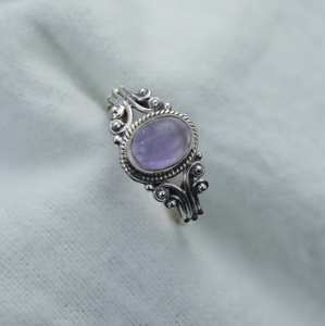 Anillo de Compromiso Hecho a Mano en Plata de Ley 925 con Amatista de Corte Ovalado, Regalo para Ella, Moderno y Certificado - Product Image 4