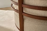 Fauteuil d'appoint moderne rembourré avec accoudoirs, structure en bois, pour salon, espace détente et terrasse d'hôtel