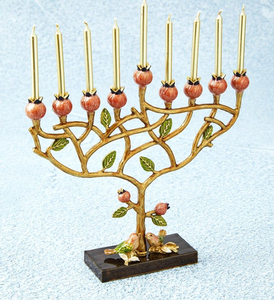 Menorah de style baroque en or hautement poli avec des bras de défilement ornés et une base de piédestal évasée, aux prix de gros." - Product Image 4