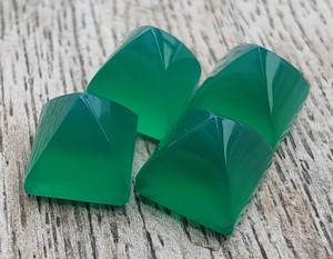 Venta al por mayor de piedras preciosas sueltas de ónix verde natural en forma de pirámide gemas calibradas - Product Image 2