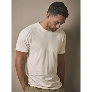 Camiseta Orgánica de Lujo Urbano, Ropa Promocional Sostenible con Atractivo de Lujo - Product Image 4