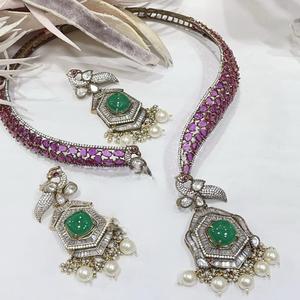 Ensemble de collier de pierres semi-précieuses délicates de haute qualité Ensemble de boucles d'oreilles pour femmes Bijoux de créateurs pour vêtements de mariage - Product Image 1